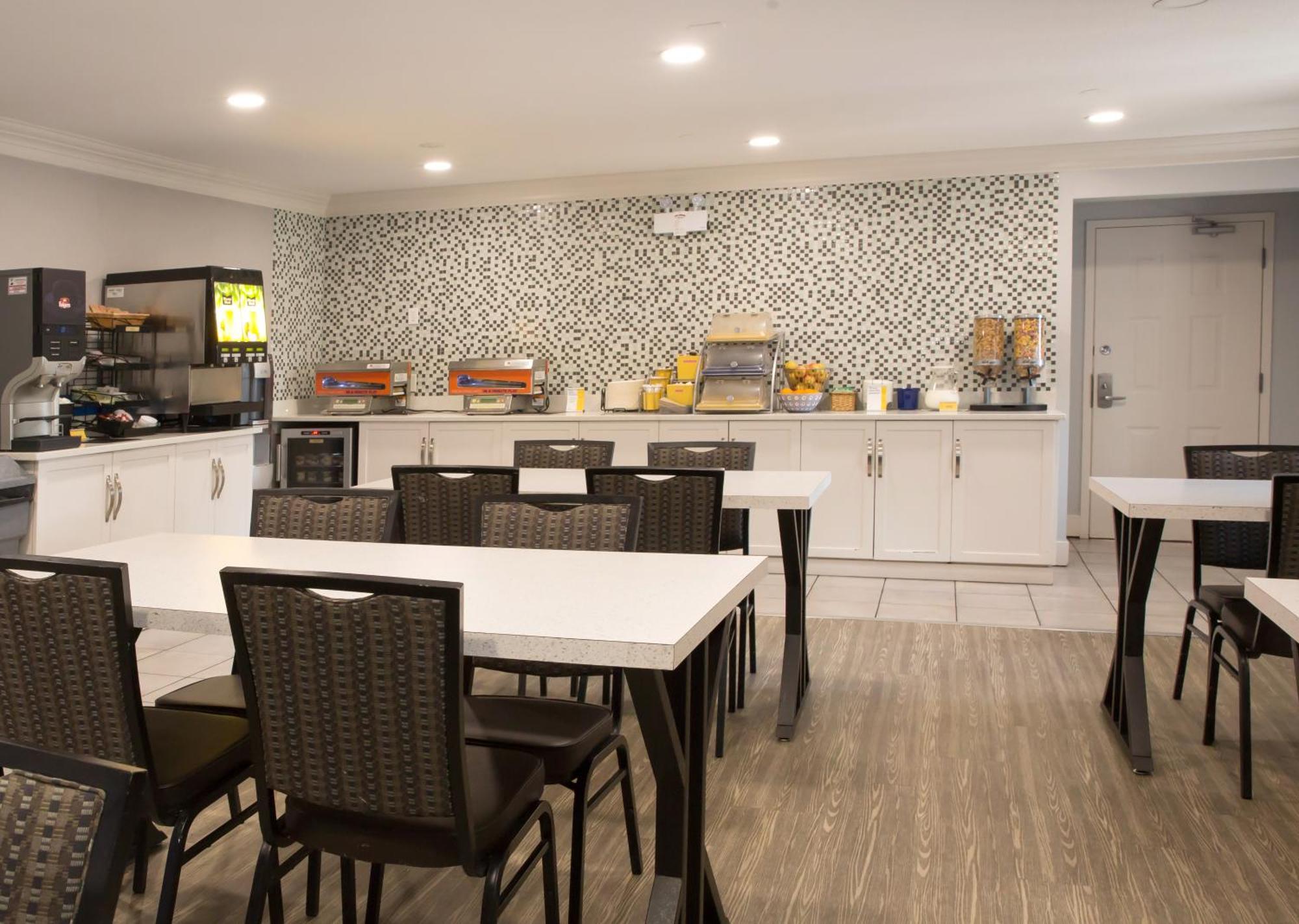 Days Inn By Wyndham Kelowna Buitenkant foto